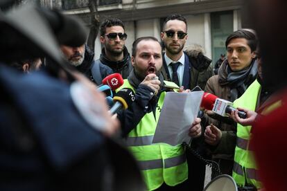 Así lo han indicado durante la lectura de un manifiesto en la sede del PSOE, en que también han exigido seguridad para poder realizar su actividad ante el conflicto con los taxistas. David Alcántara, representante del sector de las VTC, durante la lectura del comunicado.