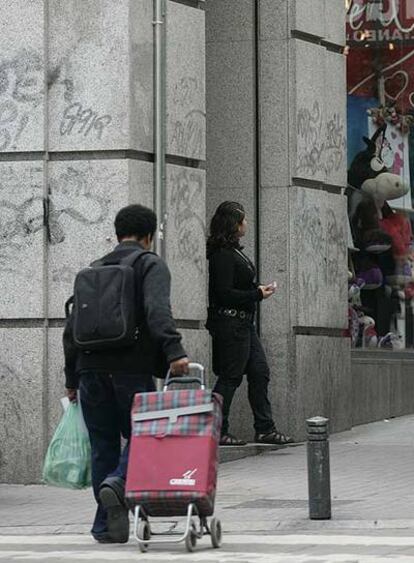 Una cámara instalada en una esquina de la calle de la Montera.