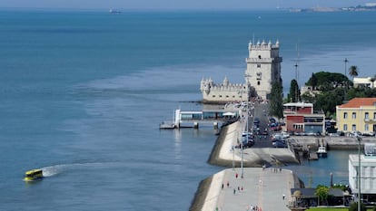 El vehículo anfibio de Hippotrip junto a la torre de Belém (Lisboa).