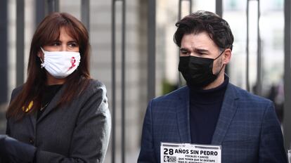 Los portavoces ERC y de Junts per Catalunya en el Congreso, Gabriel Rufián (i) y Laura Borrás (d), en una manifestación en el Congreso.