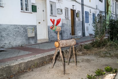 Detalle de un reno de madera en los jardines de la colonia.