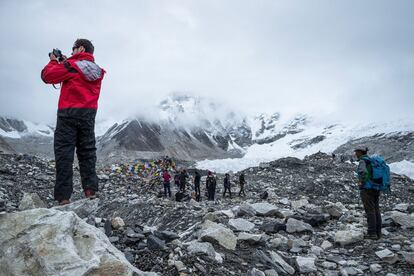 Se tardan unos 10 días solamente en llegar al campamento base del Everest. En la imagen, un grupo de excursionistas lo visitan. Solamente llegar hasta ahí, es todo un logro. El glaciar de Khumbu, al fondo, tiene una de las cumbres más peligrosas, aunque en la actualidad está menguando debido al cambio climático y sus piscinas de agua son ahora una escena común.