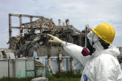 Un técnico examina el reactor 3 de la central de Fukushima.