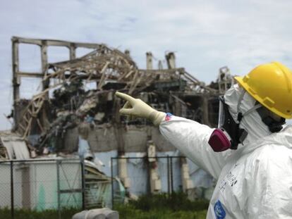 Un t&eacute;cnico examina el reactor 3 de la central de Fukushima. 