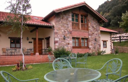 El jardín de la Posada la Casa de Frama, en Frama. Cabezón de Liébana (Cantabria).