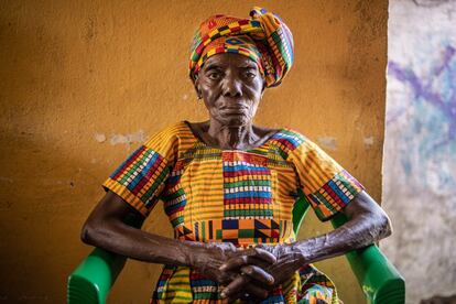 Lovetee Bryant mendiga por las calles para alimentarse. Cuando no tiene suerte, Mercy Brown, portavoz del grupo de mujeres, le entrega una pequeña cantidad de dólares liberianos. Apenas 60 familias han sido reubicadas en los últimos siete años, el resto ha tenido que salir adelante por su cuenta. Pero Bryant, como muchas otras mujeres aquí, carece de familia que la pueda acoger. Por eso, vaga por la calle y pide limosna.