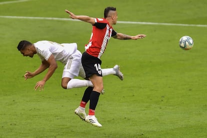 Casemiro cae al suelo ante el jugador del Athletic Dani García.