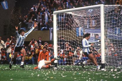 Mario Kempes levanta los brazos tras marcar para Argentina en la prórroga de la final del Mundial de 1978 contra Holanda en el Monumental de Buenos Aires.