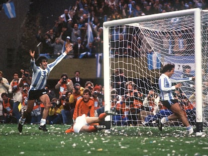 Mario Kempes levanta los brazos tras marcar para Argentina en la prórroga de la final del Mundial de 1978 contra Holanda en el Monumental de Buenos Aires.