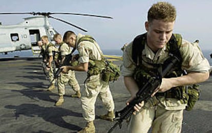 Marines de EE UU hacen prácticas a bordo del  USS Peleliu, en algún lugar del golfo de Arabia.