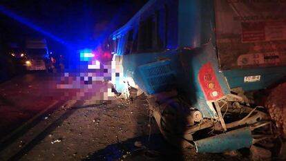 El autobús después del accidente en la carretera Tuxcueca-Citala, en el estado de Jalisco, este miércoles.