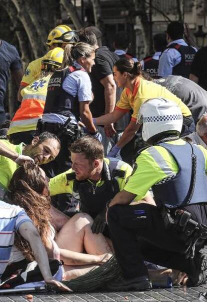 Atención a los heridos tras el atentado del 17 de agosto de 2017 en Barcelona.