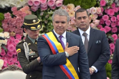 Duque recibe la banda presidencial de Colombia.