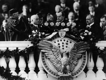 Calvin Coolidge juró el cargo como presidente de EE UU el 4 de marzo de 1925. Se trata de la primera ceremonia inaugural que fue emitida en directo por la radio. El juramento lo hizo ante el presidente del Tribunal Supremo, William Howard Taft, quien también había sido presidente de EE UU.