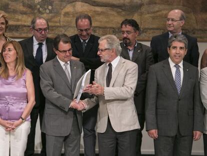 El presidente de la Generalitat de Cataluña, Artur Mas, recibe hace un año el primer informe elaborado por el Consejo Asesor para la Transición Nacional.