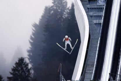 Kenneth Gangnes suspendido en el aire durante la competición de saltos en Garmisch-Partenkirchen. 