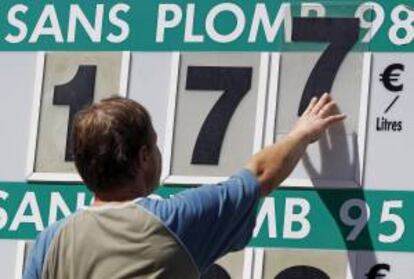 Un empleado de una gasolinera cambia los precios del combustible, en Niza, Francia. EFE/Archivo