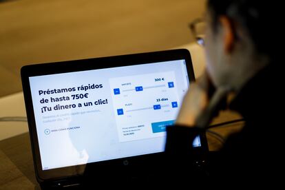 Pantalla de un ordenador con la página web de una empresa de créditos rápidos.