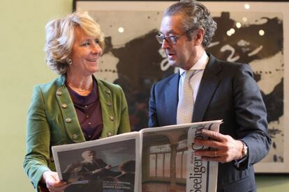 Esperanza Aguirre y Luis Conde, responsable de Seeliger y Conde, en la sede en Barcelona.