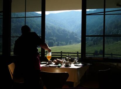Desayuno ante el ventanal del comedor de 'La Reserva Lodge', con una espectacular panorámica de las montañas del parque natural de Redes (Asturias)