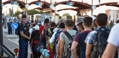 Un grup de migrants arriba al control fronterer entre Croàcia i Hongria.