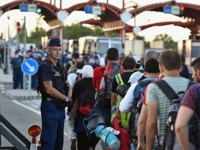 Un grup de migrants arriba al control fronterer entre Croàcia i Hongria.