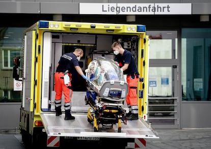 Paramédicos militares alemanes colocan en la ambulancia la camilla en la que el opositor ruso, Alexéi Navalni, fue trasladado hasta el hospital universitario Charité en Berlín.