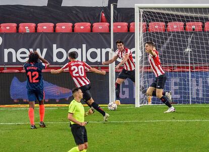 Los jugadores del Athletic celebran el gol de Sancet que les vale la victoria ante el Sevilla en San Mamés este sábado.