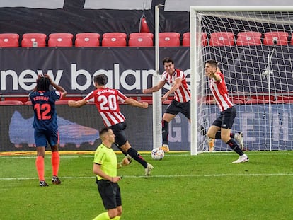 Los jugadores del Athletic celebran el gol de Sancet que les vale la victoria ante el Sevilla en San Mamés este sábado.