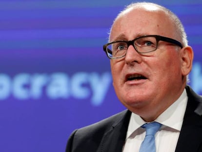 Frans Timmermans se dirige a la prensa este viernes en Bruselas.