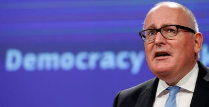 Frans Timmermans se dirige a la prensa este viernes en Bruselas.