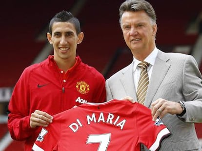 Angel Di Mar&iacute;a posa junto a Van Gaal con su nueva camiseta.