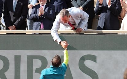 Rafael Nadal saluda a Felipe VI tras su victoria en Roland Garros en junio de 2022