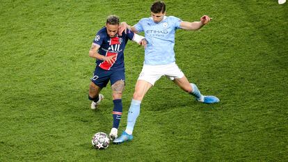 Rúben Dias intenta frenar a Neymar en la ida de las semifinales de Champions entre Manchester City y PSG.