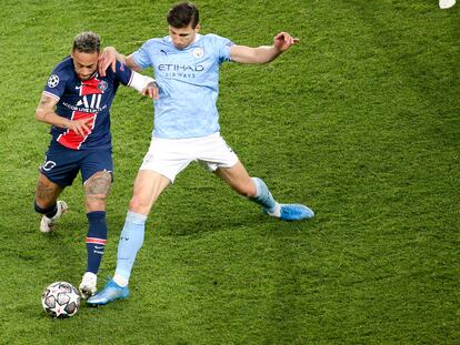 Rúben Dias intenta frenar a Neymar en la ida de las semifinales de Champions entre Manchester City y PSG.