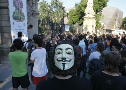 Indignados que pretendían impedir el acceso al Parlamento de Cataluña.