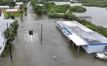 Un vehículo de la Guardia Nacional pasa por una calle inundada tras el huracán Debby en Cedar Key (Florida), el 5 de agosto.