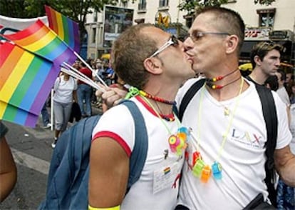Dos homosexuales se besan durante el desfile celebrado en París.
