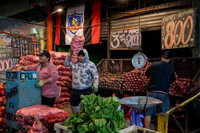 Trabajadores del mercado de alimentos de La Vega en el centro de Santiago, Chile, el lunes 2 de septiembre de 2024.