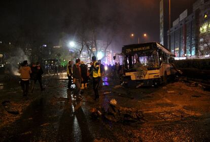 El hecho ocurrió a las 18.41 de la tarde (una hora menos en España), cuando se escuchó una fuerte explosión junto a una parada de autobús en el cruce del bulevar Atatürk y la avenida Ziya Gökalp, es decir el centro neurálgico de la ciudad.