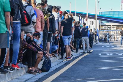 Larga cola de migrantes para pedir cita en la oficina de asilo en la frontera de El Tarajal (Ceuta), el miércoles.