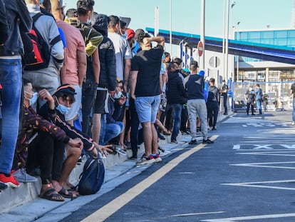 Larga cola de migrantes para pedir cita en la oficina de asilo en la frontera de El Tarajal (Ceuta), el miércoles.