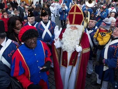 Pap&aacute; Noel escoltado por el paje negro. 