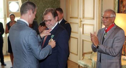 El embajador francés condecora a Cebrián en presencia del Borrell.