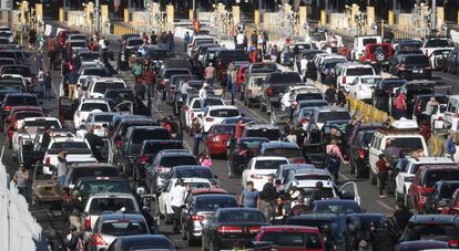 Coches parados en la frontera de Tijuana, tras cerrarse durante unas horas el domingo 25 de noviembre.