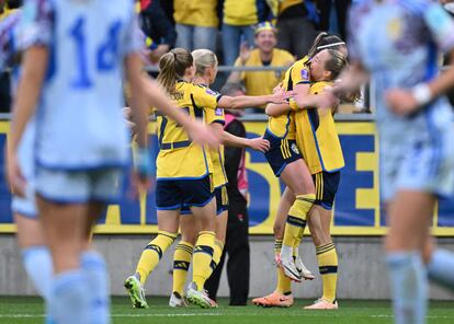 La defensa sueca Magdalena Eriksson celebra con sus compañeras el gol a La Roja.