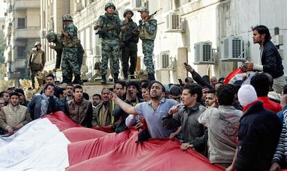 Un grupo de manifestantes recorre las calles de El Cairo, con fuerte presencia militar.