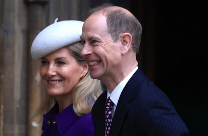 Los duques de Edimburgo, Eduardo y Sofía, llegan a la capilla de San Jorge, en Windsor, este domingo.