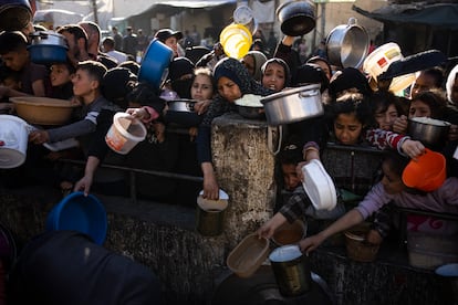 Palestinos intentan conseguir comida en Rafah, al sur de la Franja.