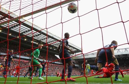 Van Persie, De Gea, Evra y Cleverley contemplan el gol de Sturridge.